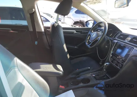 2017 Volkswagen Passat 1.8T R-Line z USA, uszkodzony, nr VIN 1VWDT7A32HC015102